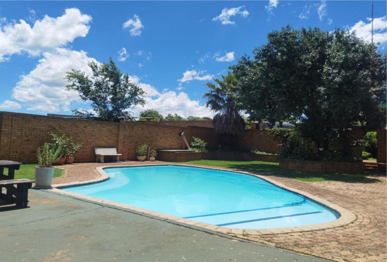 Backpackers Connection @ Jnb Airport Hostel Benoni Exterior photo
